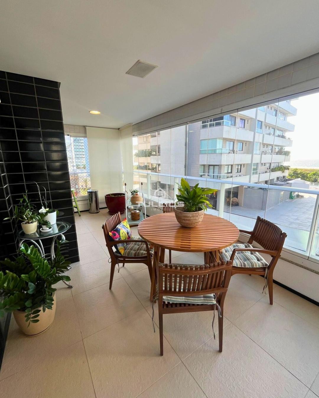 Apartamento à venda na Península – Alto padrão, vista mar e porteira fechada.