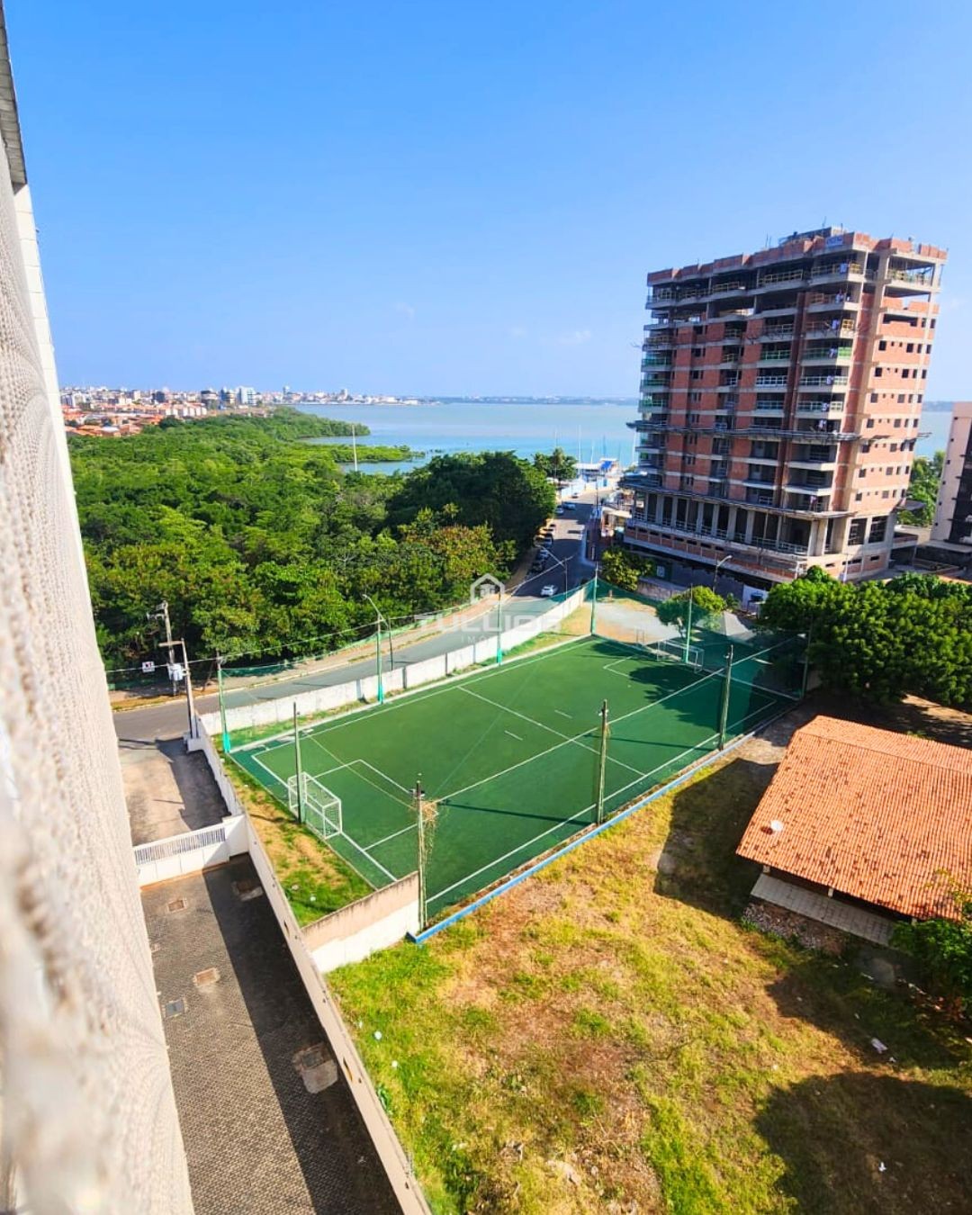 CONDOMÍNIO NA PENÍNSULA – PORTEIRA FECHADA